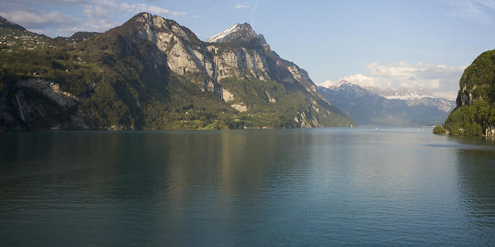 Die Asbest-Belastung bei der Linthmündung in den Walensee betrifft eine Fläche von 1400 Quadratmetern am Seeufer und im umgebenden Auenwald. (Archivbild)