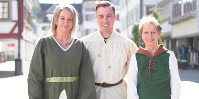 Freuen sich auf die Mittelalterbar, die gleich an zwei Abenden Bier und Met ausschenkt: Fränzi Büchel (l.), Wirtin «Biker’s Inn Sonne», OK-Präsident Sven Kamber und Marlene Foré, «Wirtin Restaurant Kreuz»