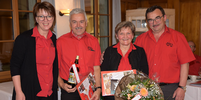 (v.l.n.r.) Marianne Schlegel, Aktuarin, die geehrten Armin Richle und Erika Dober, sowie Präsident Walter Frehner