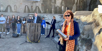 Rektor Martin von Ostheim übergibt der Architektin Nicole Gärtner die Zeitkapsel. 