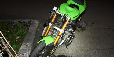 Der Töfffahrer wurde durch den Aufprall unbestimmt verletzt.