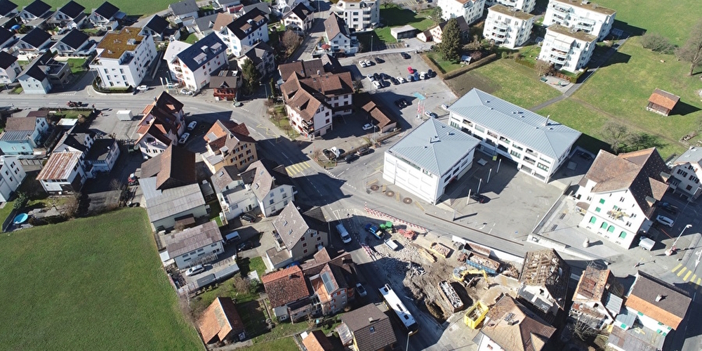 Die Bauarbeiten am Dorfdreieck wirken sich vorübergehend auf die Verkehrsführung in Benkens Zentrum aus.