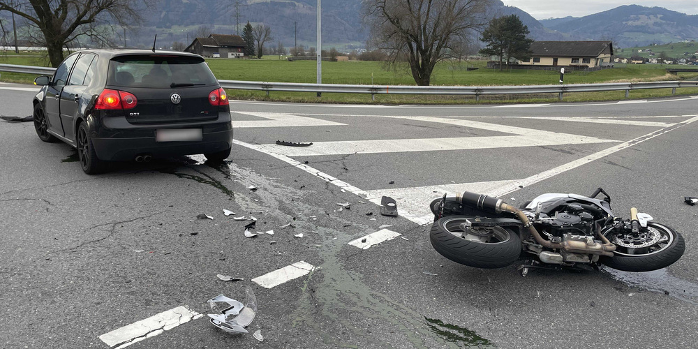 Der Töfffahrer musst mit der Rega ins Spital geflogen werden.