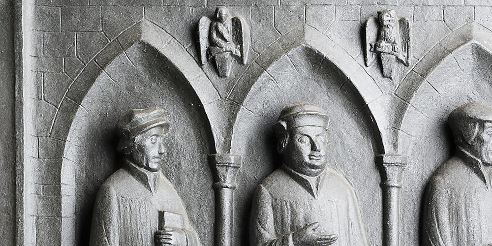 Im Relief der Väter der Reformierten Kirche an der Zwinglitür am Südportal des Grossmünsters in Zürich steht er: Der Bündner Reformator Comander. Ihm zu Ehren feiert die Reformierte Kirche Chur 2023 ein Jubiläumsjahr. (Archivbild)