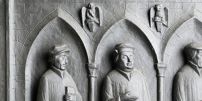 Im Relief der Väter der Reformierten Kirche an der Zwinglitür am Südportal des Grossmünsters in Zürich steht er: Der Bündner Reformator Comander. Ihm zu Ehren feiert die Reformierte Kirche Chur 2023 ein Jubiläumsjahr. (Archivbild)