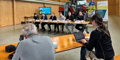Die Mitglieder des Steering- und Operatingteams informieren anlässlich der Medienkonferenz über die aktuellen Versuchsergebnisse auf der Swiss Future Farm.
