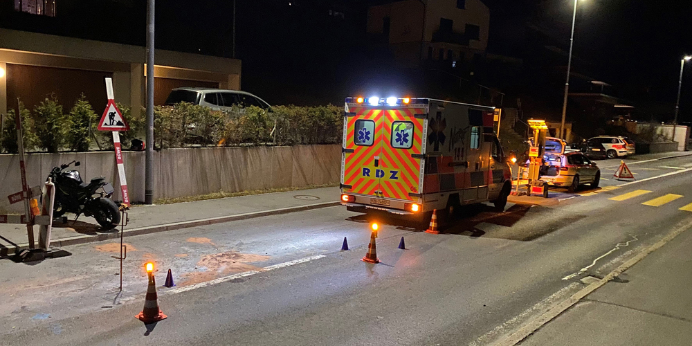 Der Töffahrer prallte gegen eine Bauabschrankung.