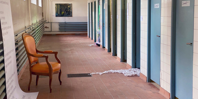 Kein typischer Ort für eine Ausstellung: Die Dusch- und Badekabinen wurden mit Kunst gefüllt.