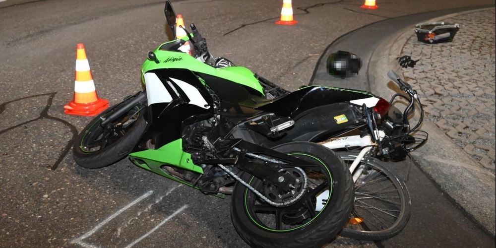 Eine E-Bike-Fahrerin und ein Motorrad-Fahrer prallten zusammen.