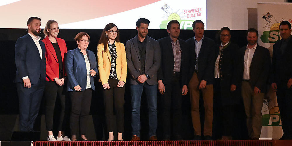Die Bündner SVP Kandidatinnen und Kandidaten für die Nationalratswahlen 2023 erhielten von den Delegierten am Donnerstagabend in Chur anhaltenden Applaus.