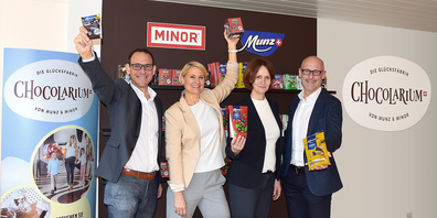 V.l.n.r.: Christoph Birchler (CEO Maestrani Schweizer Schokoladen AG), Caroline Derungs (Leiterin Erlebniswelt Chocolarium), Irene und Urs Lichtensteiger (Inhaber Genussbäckerei Lichtensteiger)