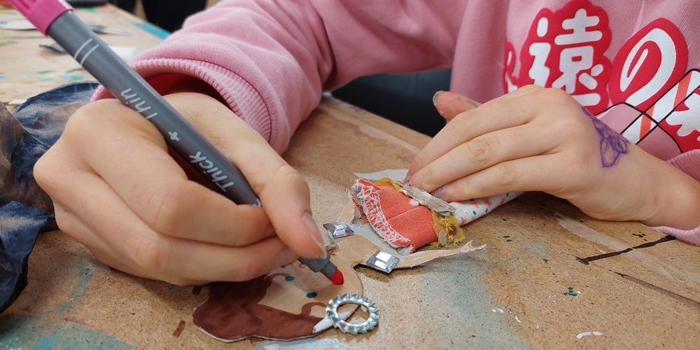 Nach einem Ausstellungsbesuch dürfen die Kinder selbst kreativ werden.