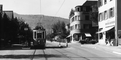 Das Tram 3 verbindet die Innenstadt mit Albisrieden. Hier ist die Strassenbahn auf der Albisriederstrasse zu sehen. Es ist unbekannt, in welchem Jahr dieses Foto entstanden ist.