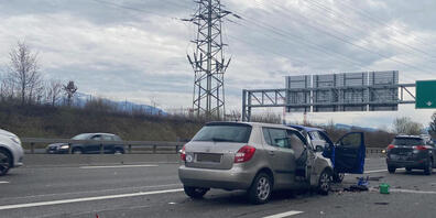 Zwei Personen wurden am Donnerstagabend bei einer Auffahrkollision auf der Autobahn A4 verletzt. Eine 21-Jährige bemerkte laut Polizei das Abbremsen des vor ihr Fahrenden Autos mit einem 30-jährigen Lenker zu spät, prallte in dessen Heck und ...