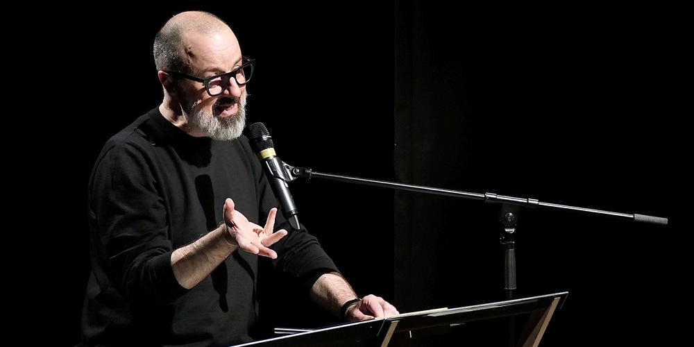 Reeto von Gunten auf der Bühne des Diogenestheaters