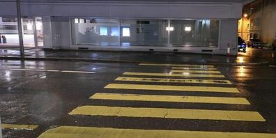 Auf diesem Fussgängerstreifen auf der Glarner Hauptstrasse wurde die betagte Frau offenbar von einem Auto angefahren.