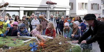 Dieser Brunnen wurde von den Primarschülern des Schulhaus Klaus phantasievoll geschmückt
