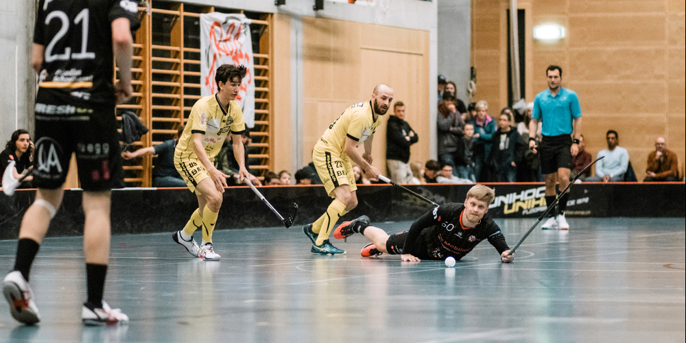Eine weitere Bauchlandung für die Red Devils: Hier kämpft Verteidiger Aki Kolari um den Ball.
