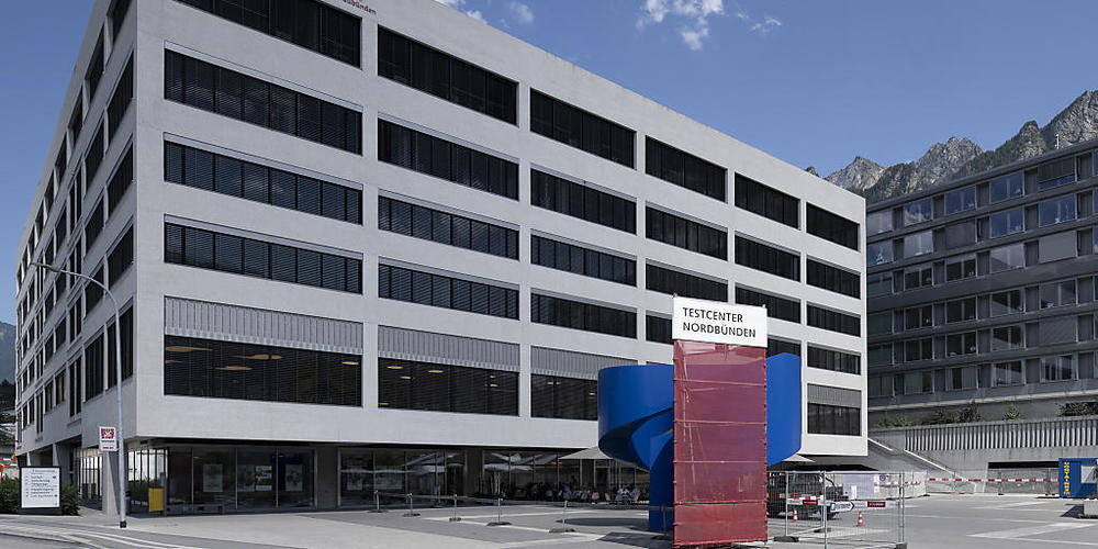 In Bündner Spitälern, Heimen und stationären sozialen Institutionen arbeiten knapp 12'000 Personen, nicht wenige von ihnen im Kantonsspital. (Archivbild)