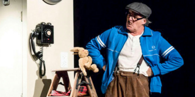 Ein Stoffhase bringt Bruno (Jörg Bohn) ziemlich durcheinander.
