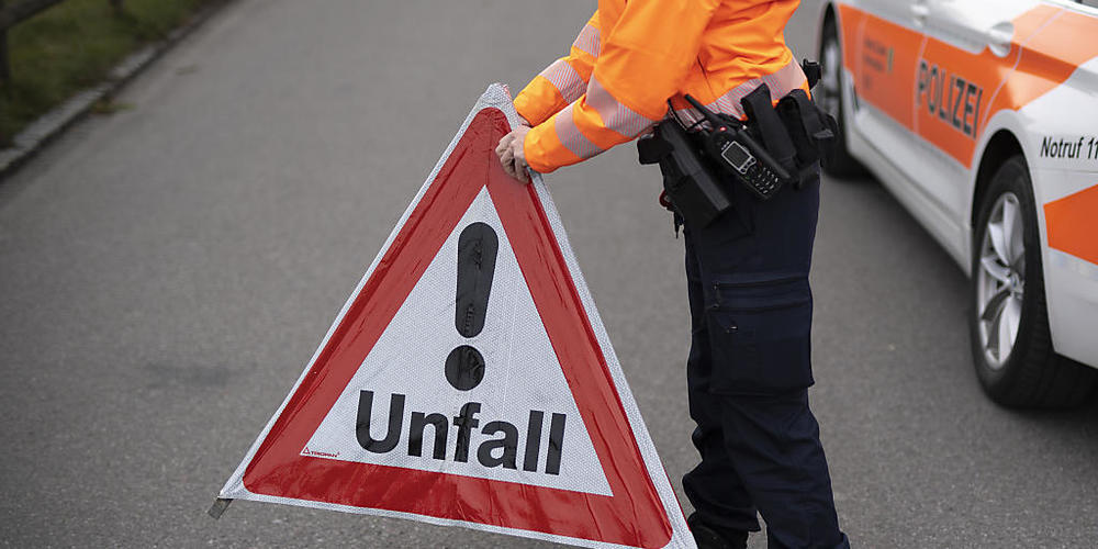 Die Kantonspolizei St. Gallen hat am frühen Morgen zu einem Unfall in Bütschwil ausrücken müssen. (Symbolbild)