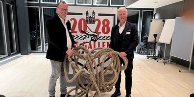 Renato Truniger, Gemeindepräsident von Mosnang, und Stadtrat Mathias Gabathuler, Direktion Bildung und Freizeit, zogen zum Auftakt der WM-Kampagne im Rathaus St.Gallen gemeinsam am Seil.