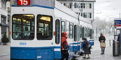 Der Fünfzehner verkehrt ab 7. Mai wieder regulär: Die VBZ verfügen nach krankheitsbedingten Ausfällen und wegen des Fachkräftemangels wieder über genügend Trampilotinnen und Trampiloten. (Archivbild)