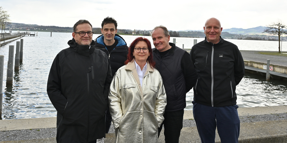 Freuen sich auf den Pfäffiker Steg (von links): Säckelmeister Dominik Hug, Marc Dosch, Verwaltungsdirektor des Klosters Einsiedeln, Bezirksammann Yolanda Fumagalli, Gastronom Michel Péclard und Gemeindepräsident von Freienbach Daniel Landolt. 