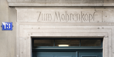 Über dem Eingang des Hauses am Neumarkt 13 in Zürich steht die Inschrift «Zum Mohrenkopf». In der Stadt Zuerich gibt es im öffentlichen Raum sichtbare Zeichen mit Bezug zu Rassismus und Kolonialismus. 