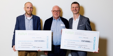Stiftungsratspräsident Thomas Schmidheiny übergab Prof. Dr. Michael Schueller (l.) und Prof. Dr. Andre Heel (r.) die mit 10'000 bzw. 6'000 Franken dotierten Preise.
