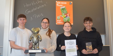 Die Sieger «Energy Drink» mit Plakat und Wanderpreis «Wiler Bär».  Im Bild v.l.: Ramon Beutler, Larissa Amstalden, Leonie Gusset und  Gianni Bennardo