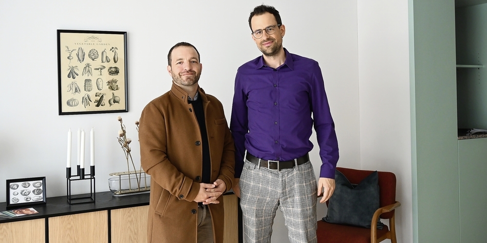Stefan Kleiner (li.) und Lucas Haldenwang in einem Musterzimmer, das auch für Interessierte zu besichtigen ist.