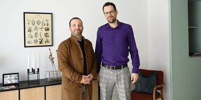 Stefan Kleiner (li.) und Lucas Haldenwang in einem Musterzimmer, das auch für Interessierte zu besichtigen ist.