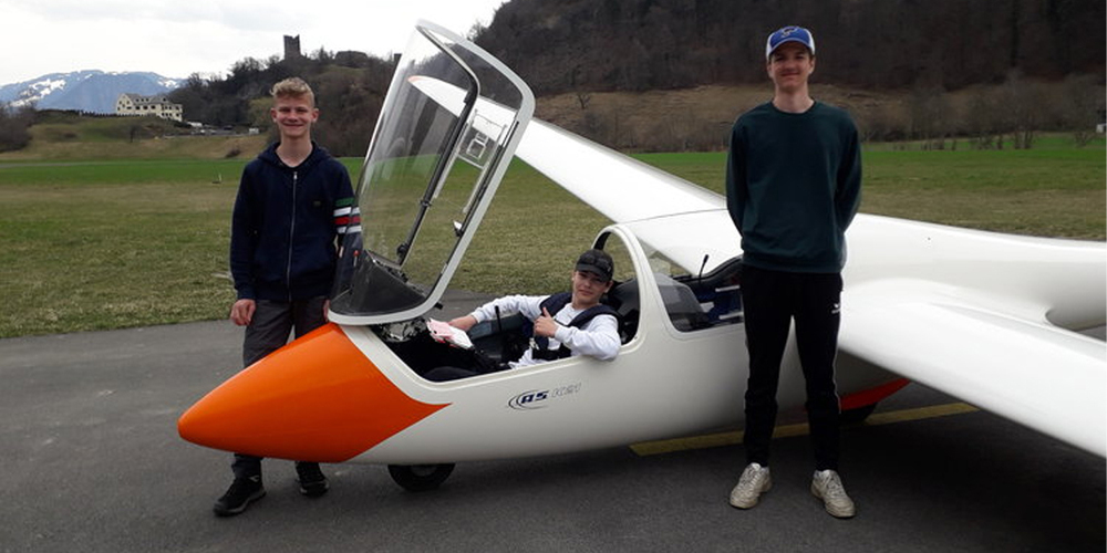 Glückliche Gesichter nach erstem Soloflug: Finn Luca Kirschbaum, Jannis Kempf, Noel Greuter (von links). 