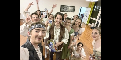 Backstage war die Stimmung praktisch immer gut und wir genossen die aussergewöhnliche Zeit während den Aufführungen, die wir gemeinsam erleben durften (Rahel 4.v.l.).