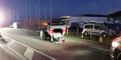Beim Alleinunfall in Beringen wurde der Fahrzeuglenker leicht verletzt.