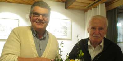 Für seine grossen Verdienste rund um das Museum und dessen Trägerverein wurde Ernst Züst zum Ehrenpräsidenten ernannt. Blumen überreichte der neugewählte Präsident Eugen Schläpfer.