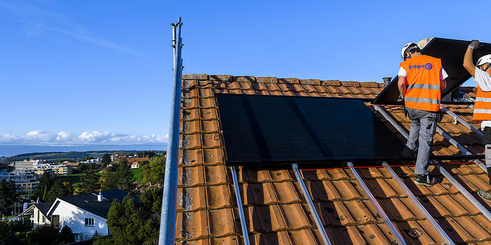 Eine Fotovoltaikanlage könne eine Neuschätzung der Liegenschaft auslösen, kritisieren die St.Galler Grünen in einem Vorstoss. Damit seien Investitionen in erneuerbare Energien noch weniger rentabel. (Symbolbild)