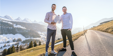 Manuel Lusti und Philipp Brügger (v.l.) mit dem Handelsregisterauszug in der Hand. 