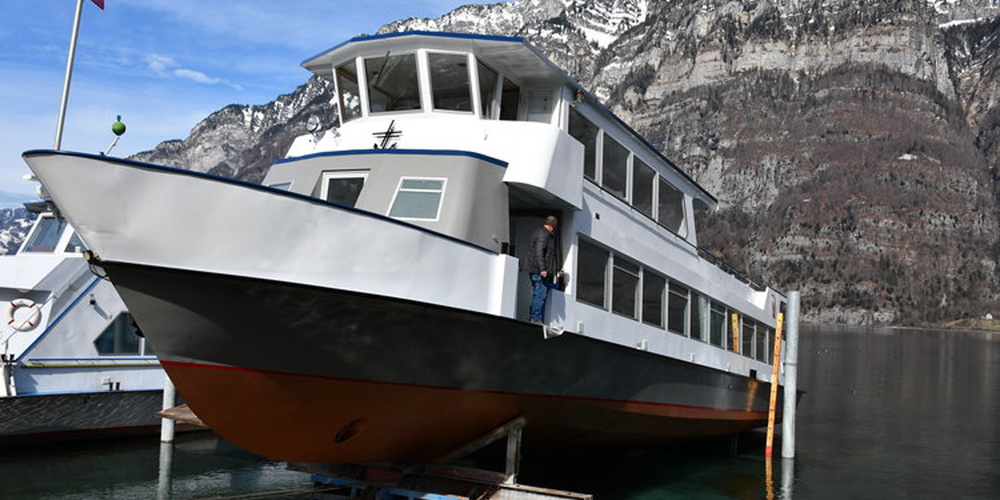 Nach der Wasserung in der Werft in Unterterzen: Das Motorschiff «Quinten» absolviert die Probefahrt erfolgreich. 