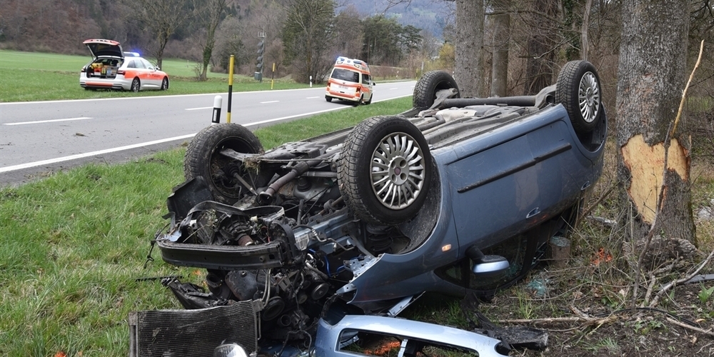 Das war heftig: Der Fahrer dieses Wagens wurde mittelschwer verletzt. (Bild Kapo Graubünden)