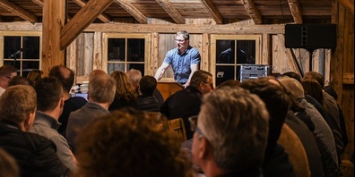 SVP-Nationalrat Manuel Strupler spricht vor den Gästen.
