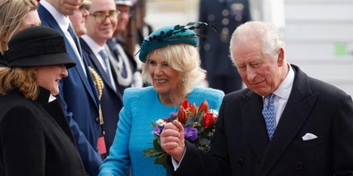 König Charles III. und Königin-Gemahlin Camilla wurden von einer Begrüssungsdelegation am Flughafen Berlin in Empfang genommen.