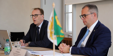 Finanzdirektor Urs Martin (rechts) und Urs Meierhans, Chef der Finanzverwaltung, präsentieren die Rechnung 2022.