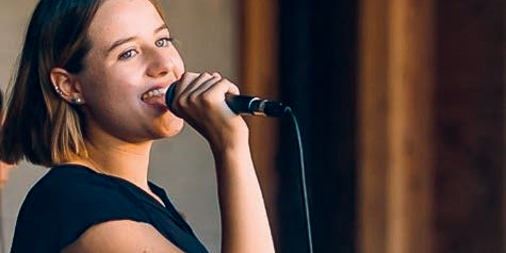 Maeva Kohli singt am 5. April in der Aula des OZ Grünau in Wittenbach.