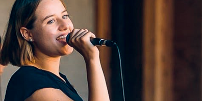 Maeva Kohli singt am 5. April in der Aula des OZ Grünau in Wittenbach.