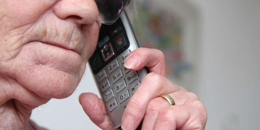Ein Betrüger, der sich am Telefon als Sicherheitsdienst einer Bank ausgab, konnte bei einer 76-Jährigen 18'000 Franken ergaunern. (Symbolbild)