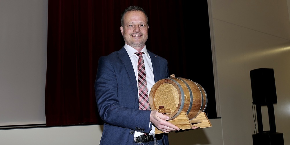 Ein Fässchen mit Bernecker Wein - das Abschiedsgeschenk des Gemeinderates für Bruno Seelos