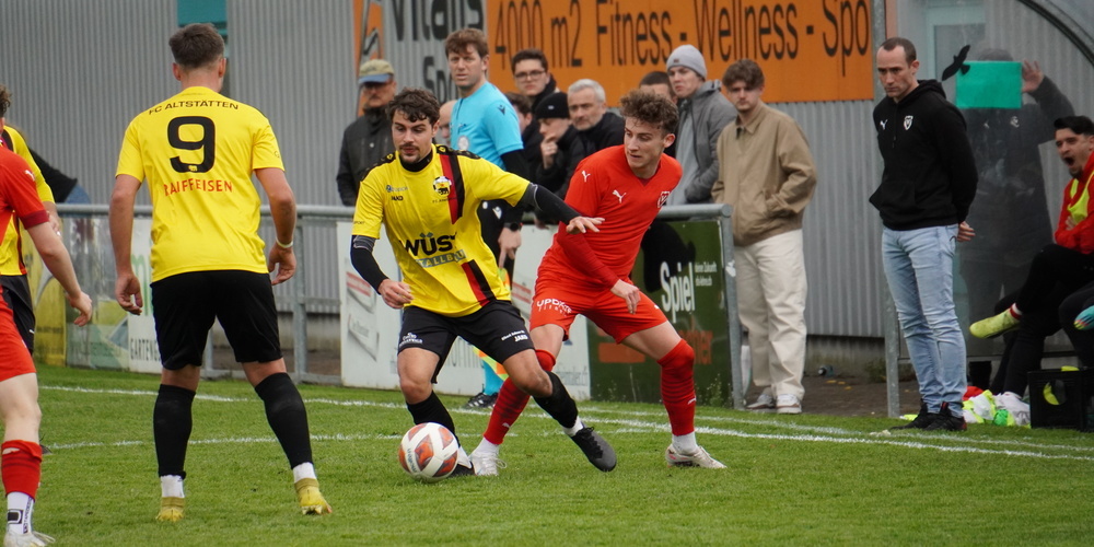 Sandro Hutter (Bildmitte) und seine Teamkollegen brauchen gegen Ems nach zwei Unentschieden einen Sieg, um vorne dranzubleiben. 