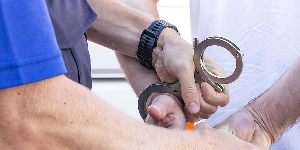 Die Polizei nahm einen Mann und einen Jugendlichen fest, die in Pfyn TG ein Auto aufgebrochen haben sollen. (Symbolbild)